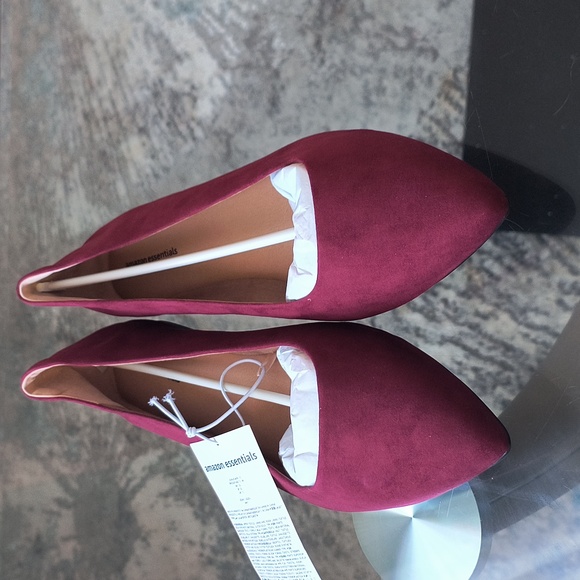 Amazon Essentials Women's Pointy Toe Flat - Picture 2 of 6